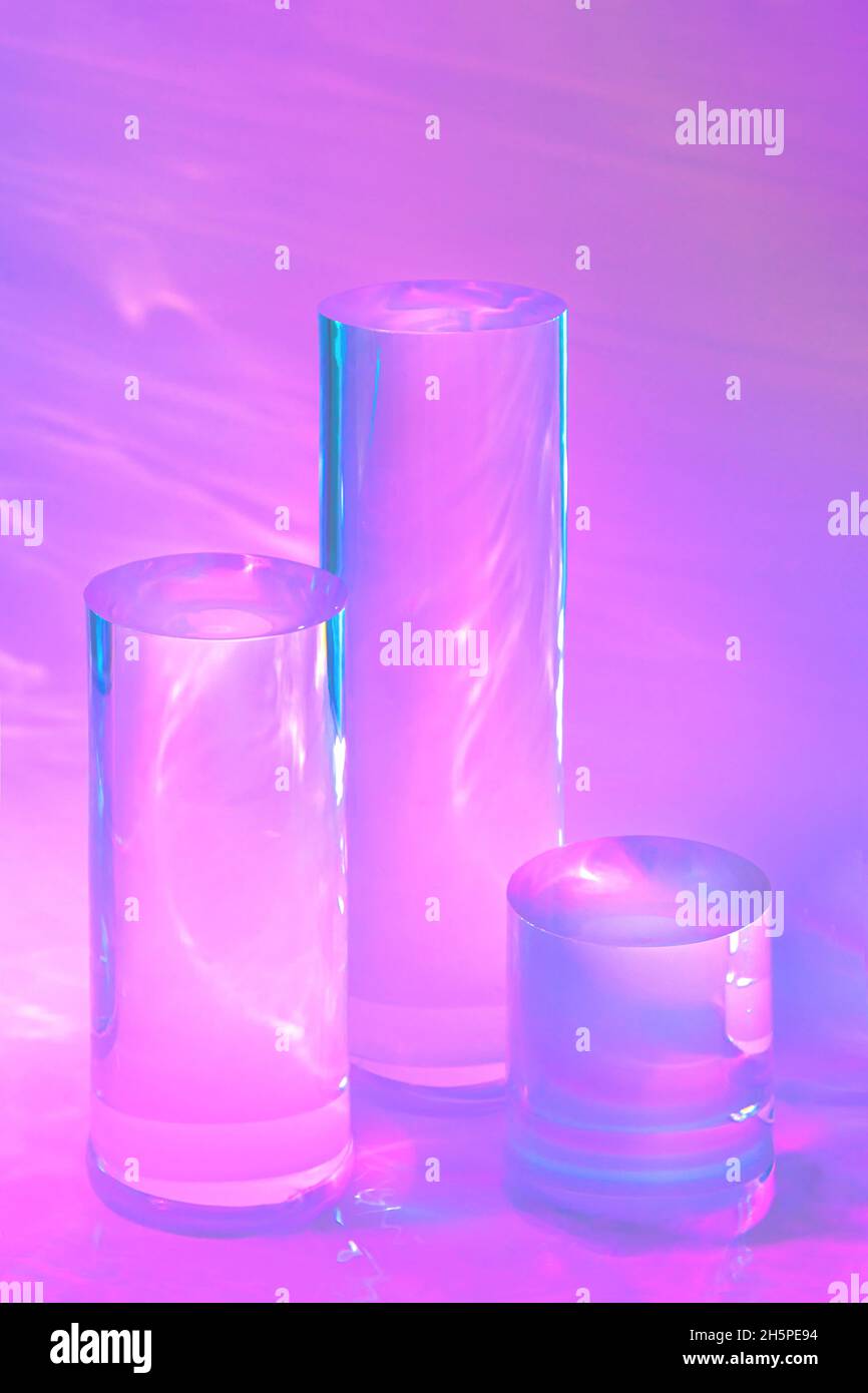 tre podi in vetro chiaro su sfondo rosa pastello Foto Stock