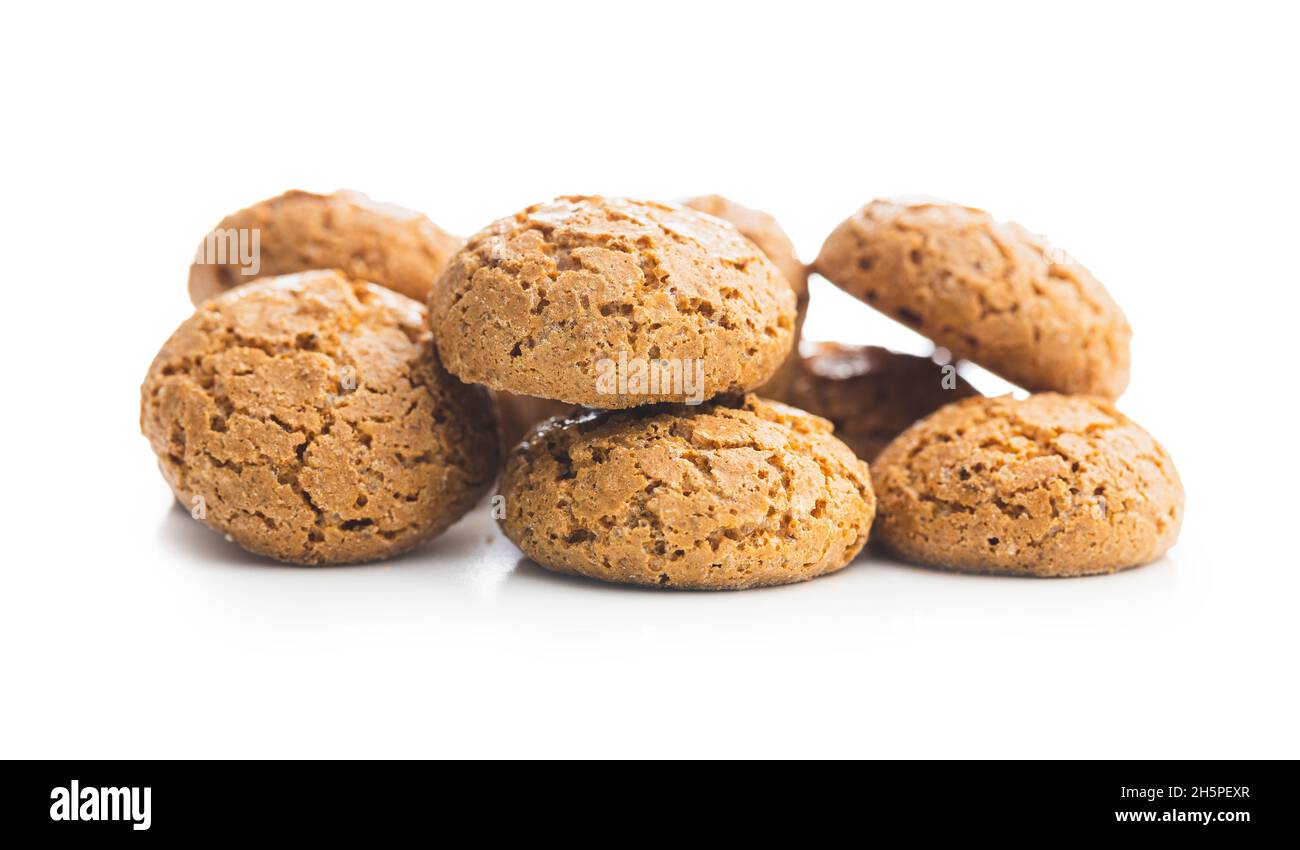 Biscotti amaretti. Dolci biscotti di mandorle italiane isolati su sfondo bianco. Foto Stock