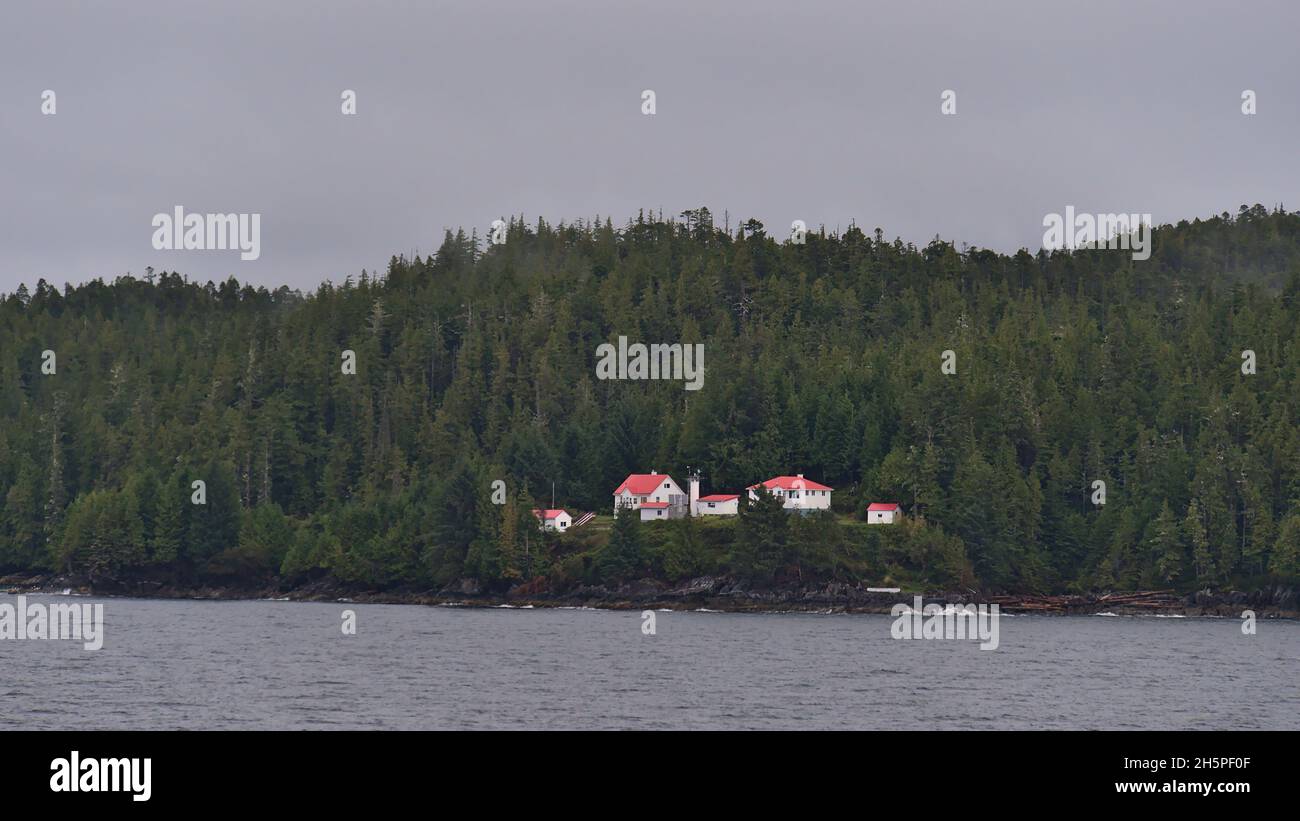 Faro remoto sull'isola di Addenbroke sulla riva di Fitz Hugh Sound, Oceano Pacifico, parte del passaggio interno nella Columbia Britannica, Canada. Foto Stock