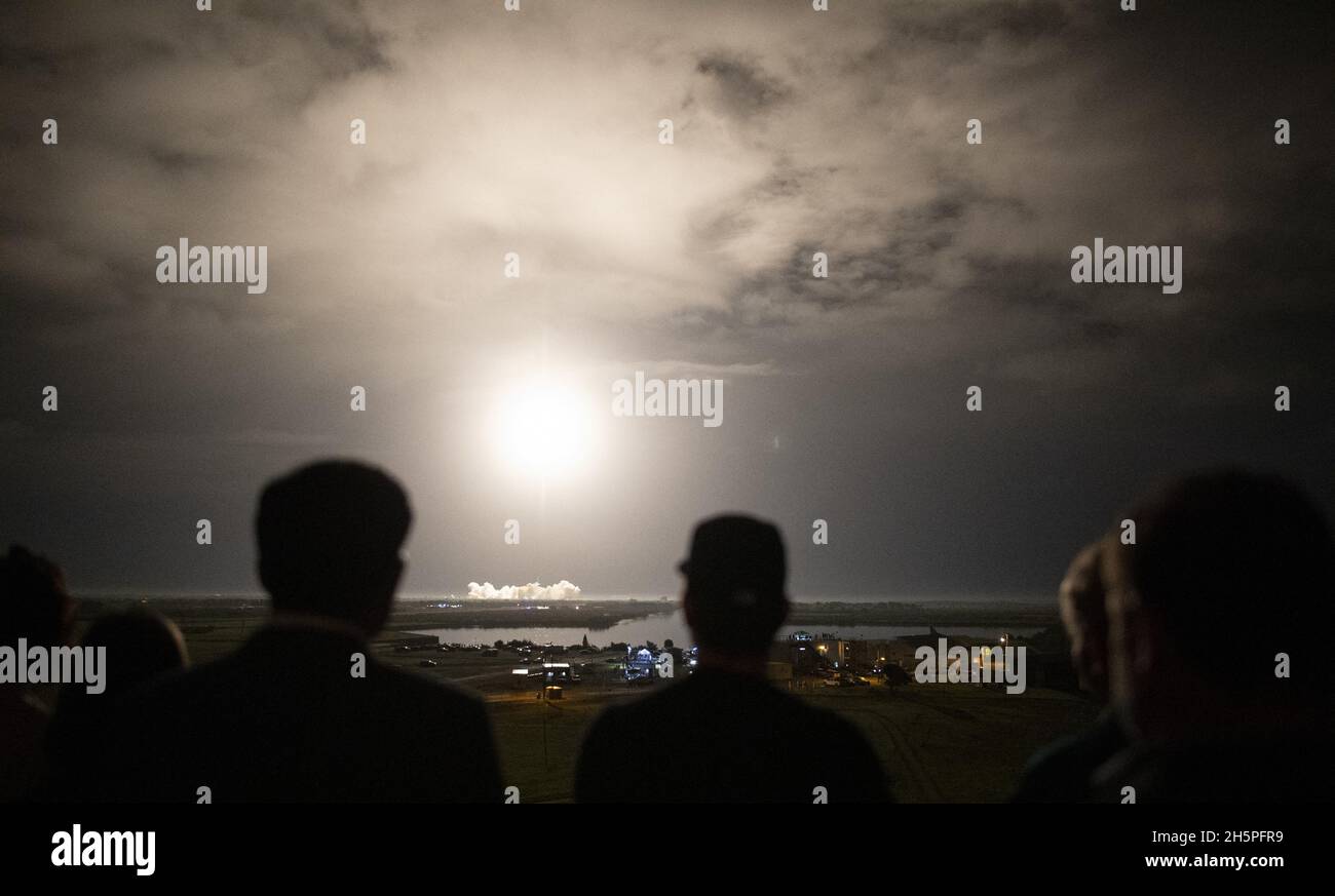 Gli ospiti guardano il lancio di un razzo SpaceX Falcon 9 che trasporta la navicella spaziale Crew Dragon della compagnia sulla missione NASAâs SpaceX Crew-3 con gli astronauti della NASA Raja Chari, Tom Marshburn, Kayla Barron, E l'astronauta Matthias Maurer dell'ESA (Agenzia spaziale europea) a bordo, mercoledì 10 novembre 2021, dal balcone dell'Operations Support Building II presso il Centro spaziale NASAâs Kennedy in Florida. La missione di NASAâs SpaceX Crew-3 è la terza missione di rotazione dell'equipaggio della navicella spaziale SpaceX Crew Dragon e del razzo Falcon 9 verso la Stazione spaziale Internazionale come parte del programma agencyâs Commercial Crew. Chari, M. Foto Stock