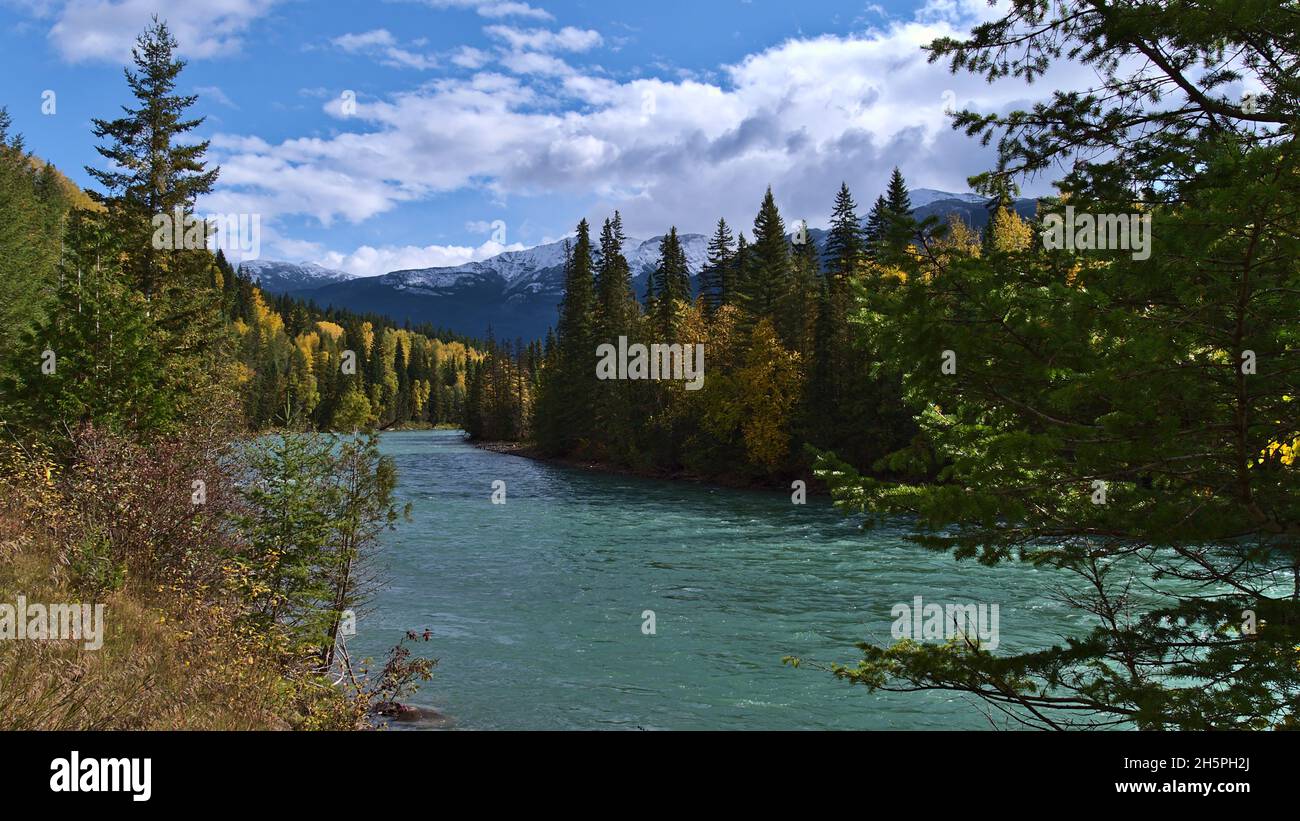 Bella vista del fiume Fraser vicino a Tete June cache, British Columbia, Canada nella Robson Valley circondata da foreste colorate nella stagione autunnale. Foto Stock
