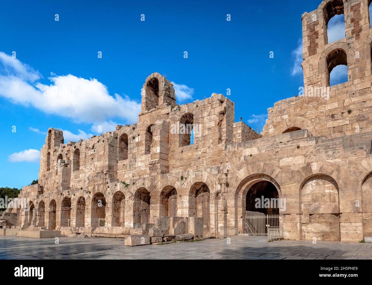 L'Odeon di Erodes Attico, ad Atene, Grecia. Si tratta di un antico teatro in pietra sul pendio dell'Acropoli di Atene. Foto Stock