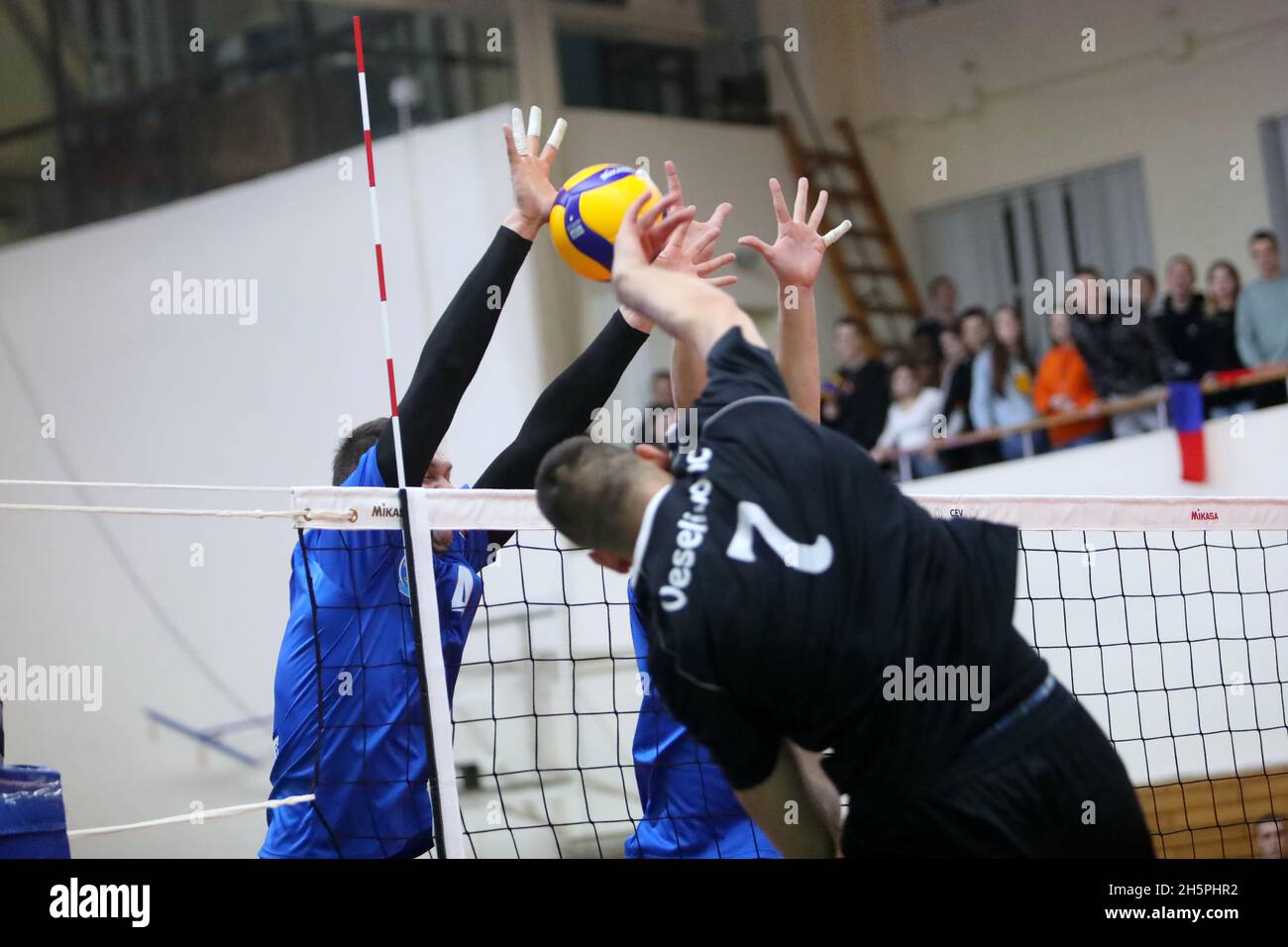 KHARKIV, UCRAINA - 10 NOVEMBRE 2021 - la CEV Volley Challenge Cup 2022 uomini partita tra VSC Law Academy Kharkiv (kit blu) e VCA Amstetten ni Foto Stock