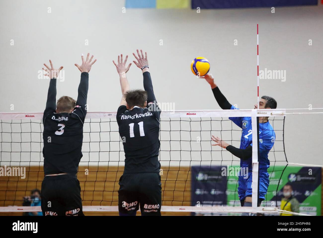KHARKIV, UCRAINA - 10 NOVEMBRE 2021 - la CEV Volley Challenge Cup 2022 uomini partita tra VSC Law Academy Kharkiv (kit blu) e VCA Amstetten ni Foto Stock
