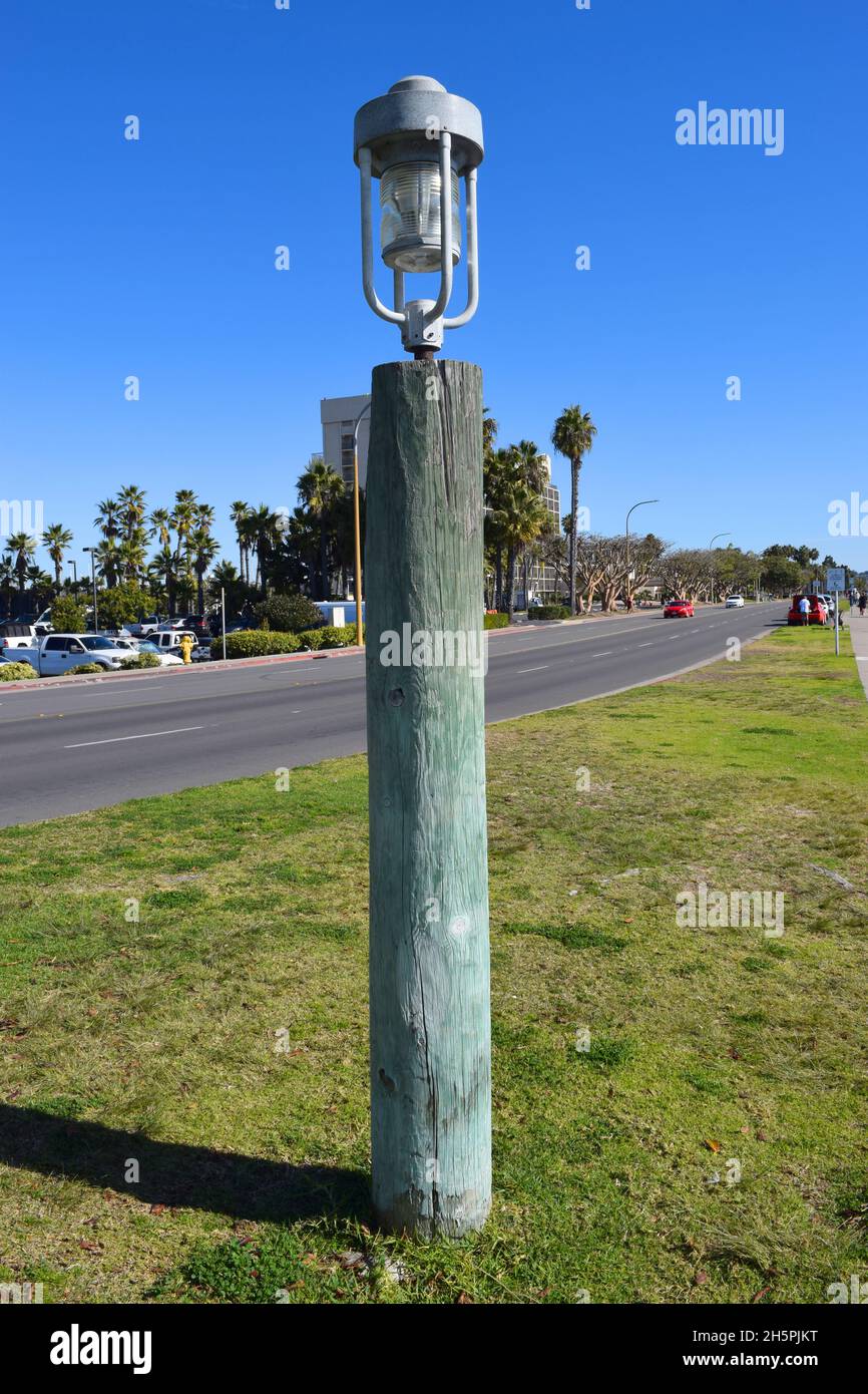 Lampost vicino a un sentiero a San Diego, California Foto Stock