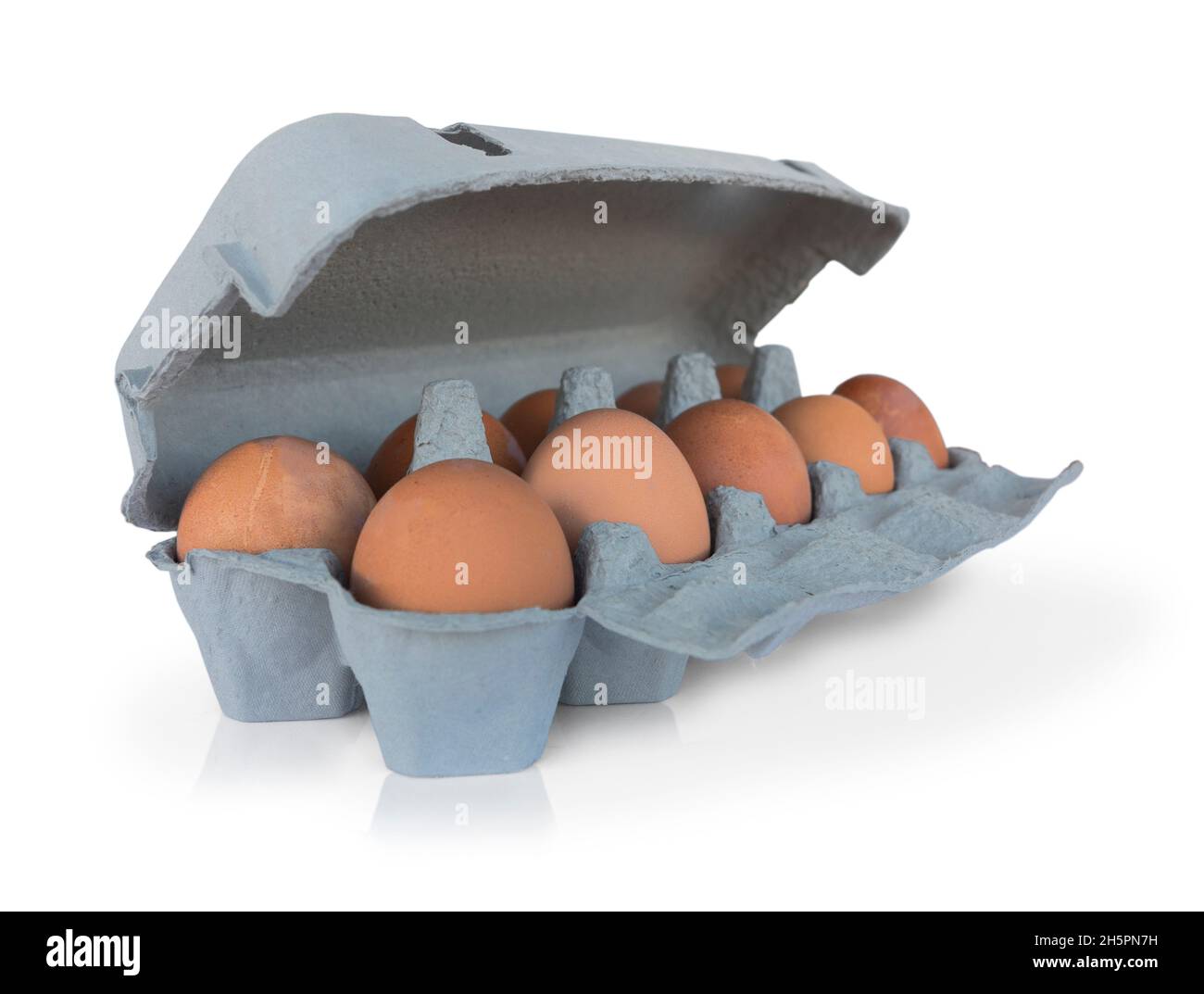 Dieci uova marroni su scatola di cartone isolato su sfondo bianco Foto Stock