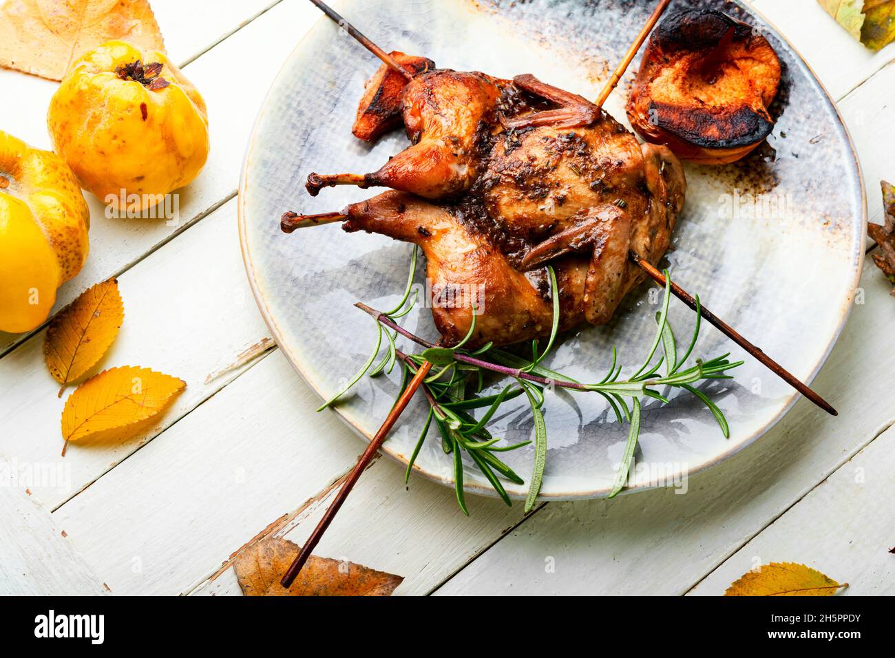 Scagliare il kebab di quaglia e la cotogna autunnale su spiedini di legno Foto Stock