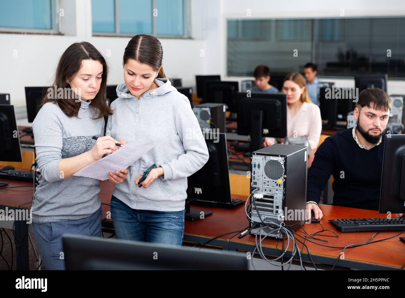 l'insegnante controlla i risultati degli studenti Foto Stock