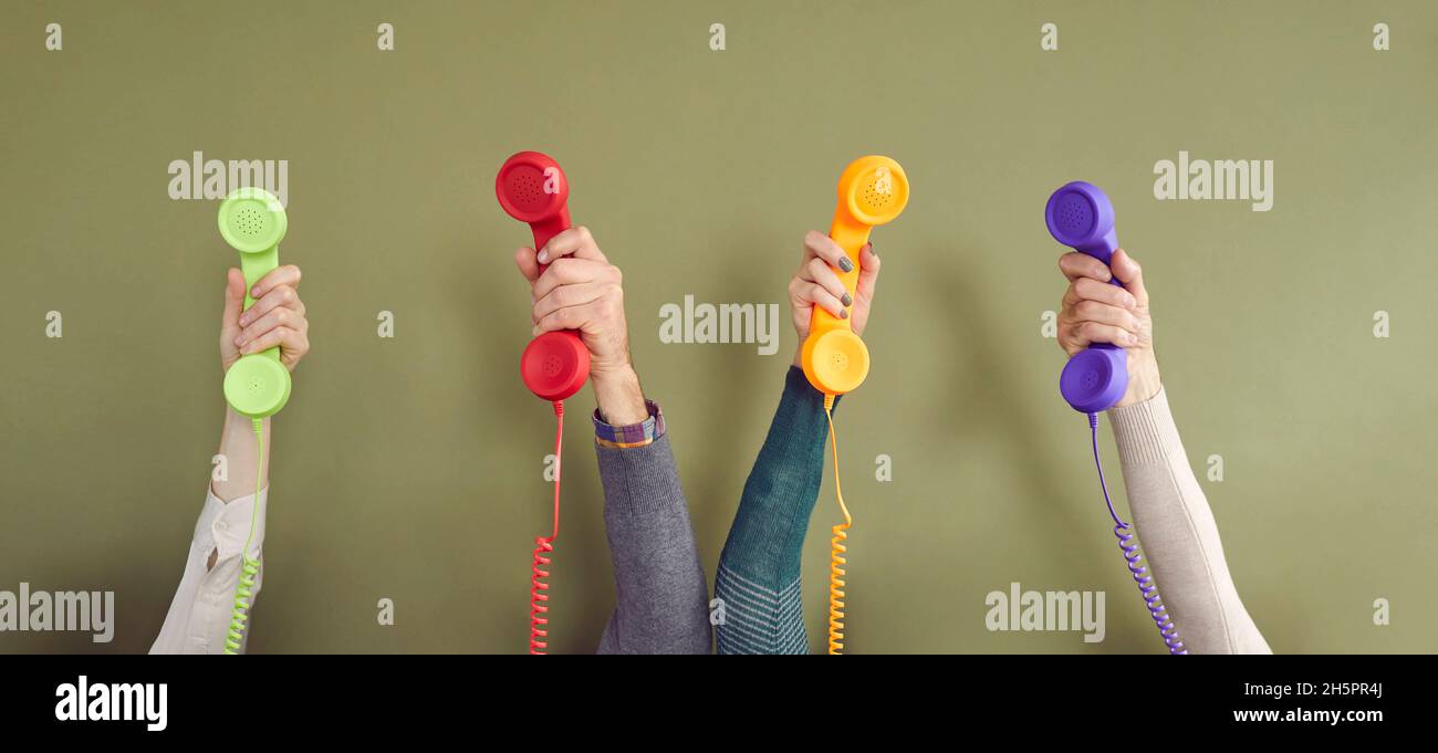 Banner con mani umane che tengono i ricevitori dei telefoni fissi su sfondo verde Foto Stock