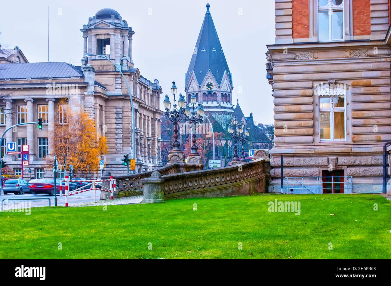 Scena urbana su Sievekingplatz con ringhiere in pietra di costruzione della giustizia e cupola della Chiesa di San Giovanni di Kronstadt sullo sfondo, Amburgo, Germania Foto Stock