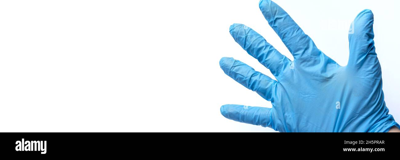 La mano nel guanto mostra cinque dita su sfondo bianco. Un guanto in lattice blu sulla mano del medico. Posizionare sotto il testo. Foto Stock