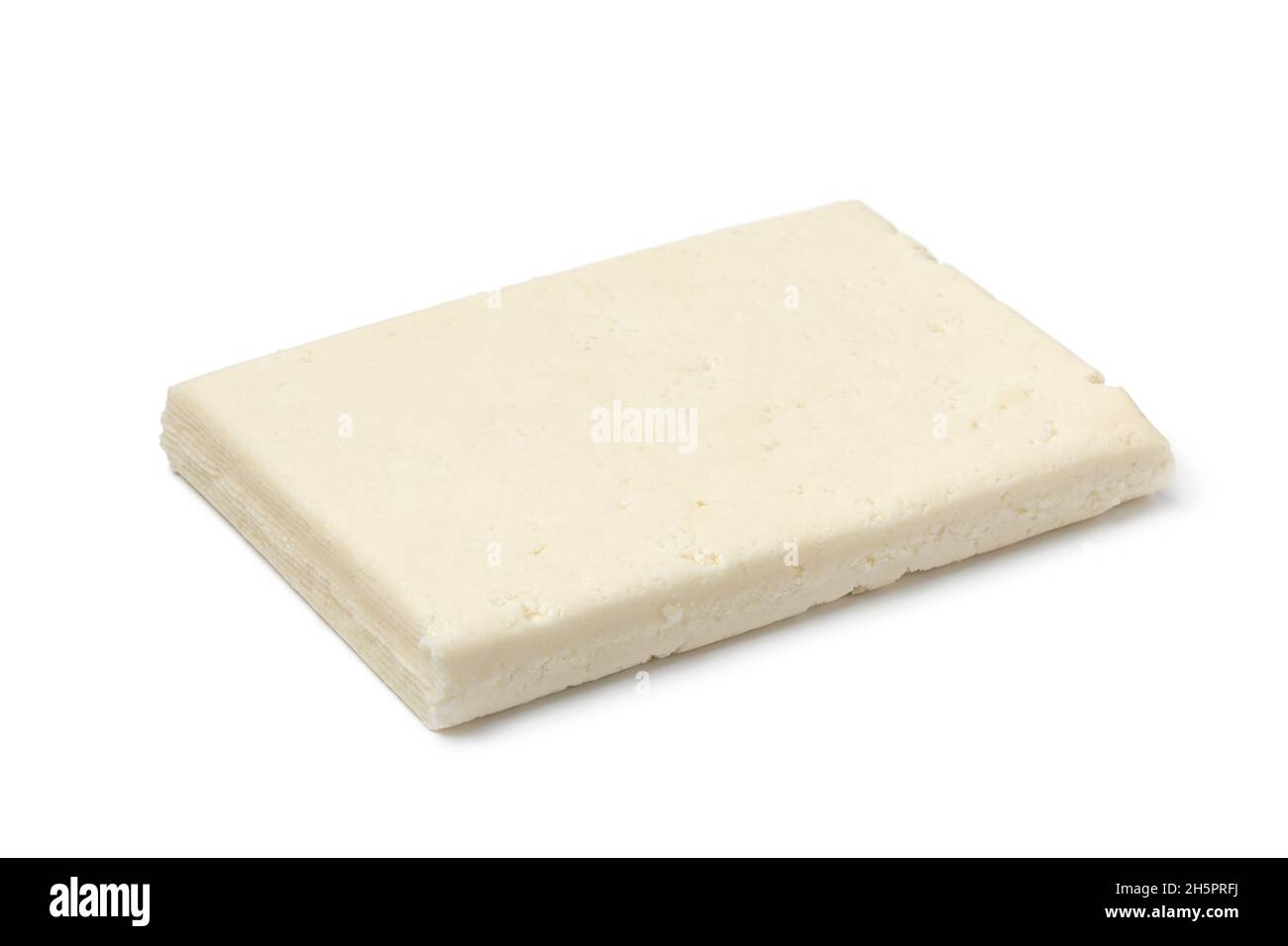 Fetta di formaggio paneer indiano isolato su sfondo bianco Foto Stock