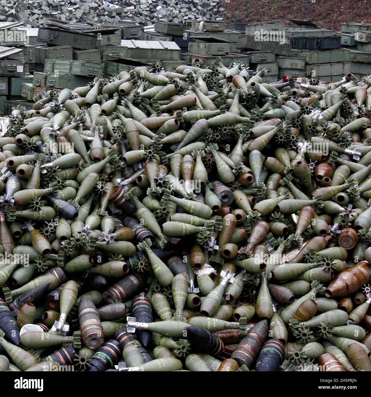 Munizioni in attesa di demolizione presso l'inceneritore di rifiuti esplosivi, in background, presso lo stabilimento di ordinanza del governo bosniaco Foto Stock