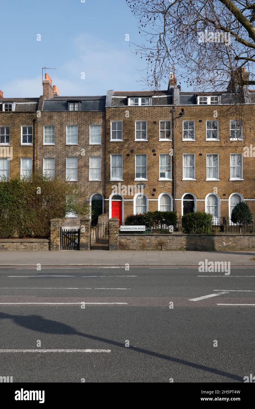 Alloggio georgiano su Kennington Road (compresa la prima casa di Charlie Chaplin al n. 287), Kennington, Londra, Regno Unito Foto Stock