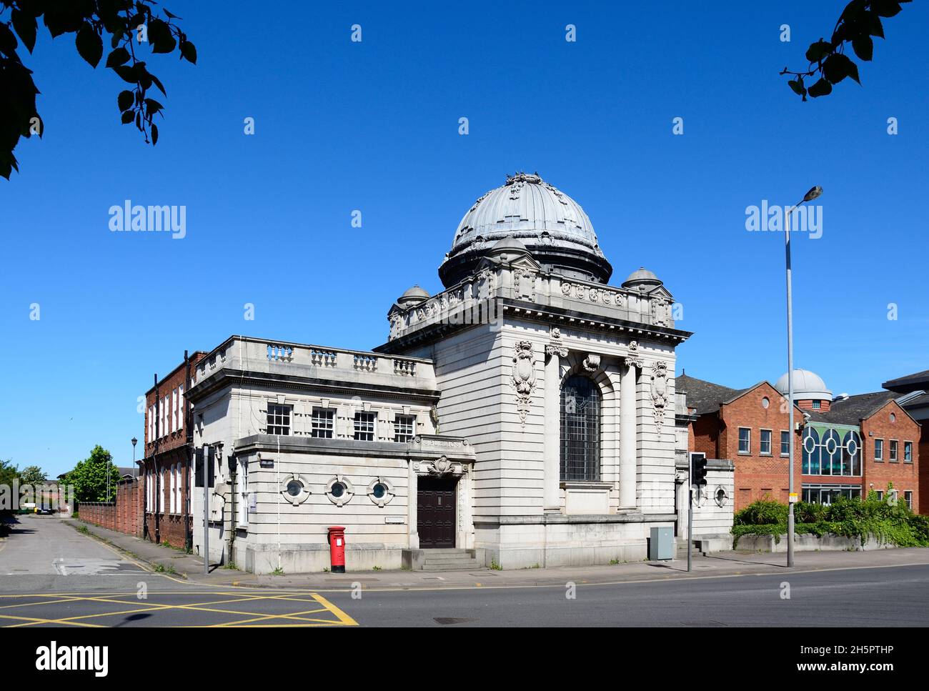 Vista frontale dei magistrati corte in Horninglow Street, Burton upon Trent, Staffordshire, Regno Unito, Europa occidentale. Foto Stock