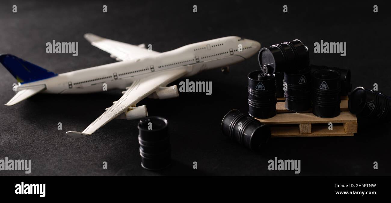 Barili giocattolo in miniatura e aeroplano. Concetto di business e finanza. Foto Stock