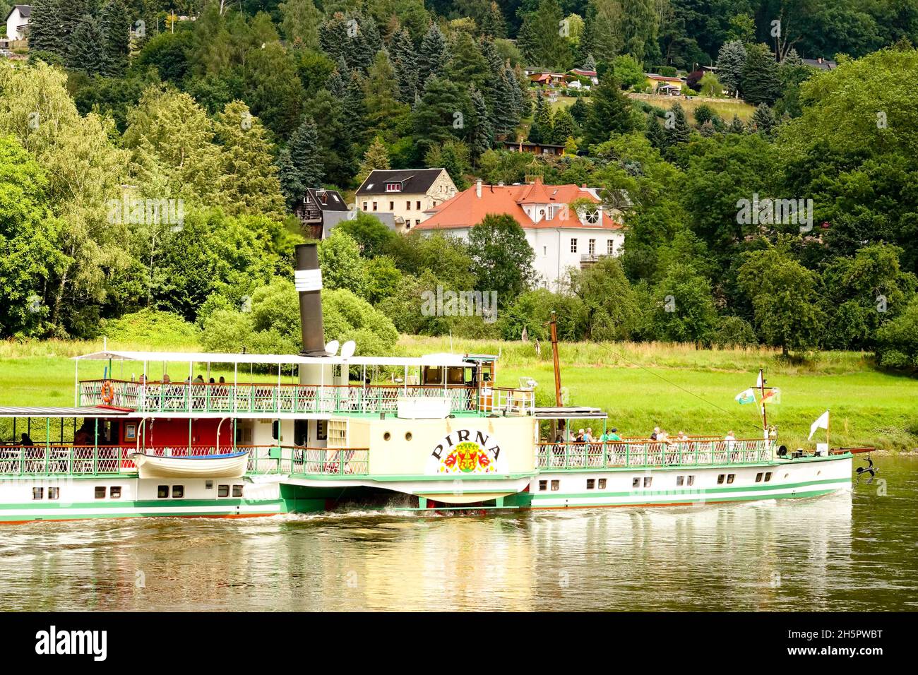Il battello a vapore "Pirna" attraversa la valle del fiume Elba, Germania, Sassonia Foto Stock