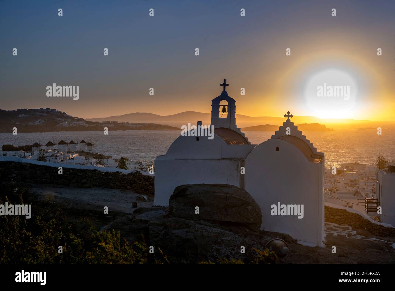 Chiesa che si affaccia sul porto di Mykonos, Isole greche. Foto Stock