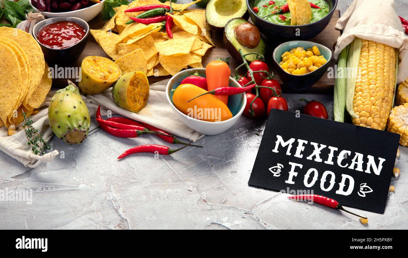 Assortimento di piatti messicani e spuntini su sfondo grigio chiaro. Cucine del concetto di mondo. Foto Stock