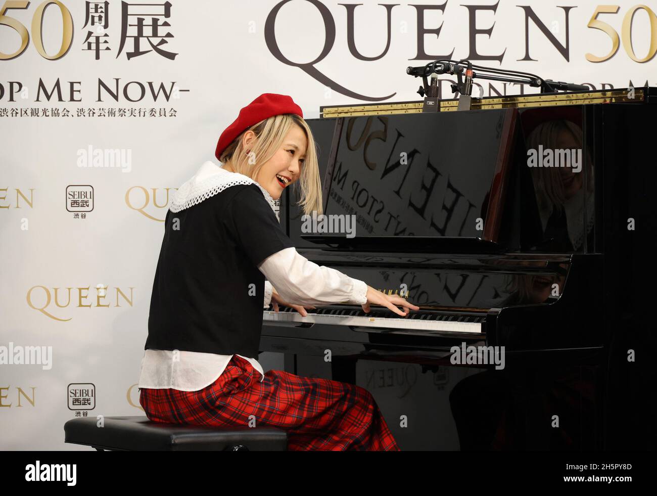 Tokyo, Giappone. 11 Nov 2021. Il pianista giapponese Harami-chan suona il  pianoforte in occasione di un evento di apertura della mostra del 50°  anniversario della band rock britannica Queen's a Tokyo giovedì