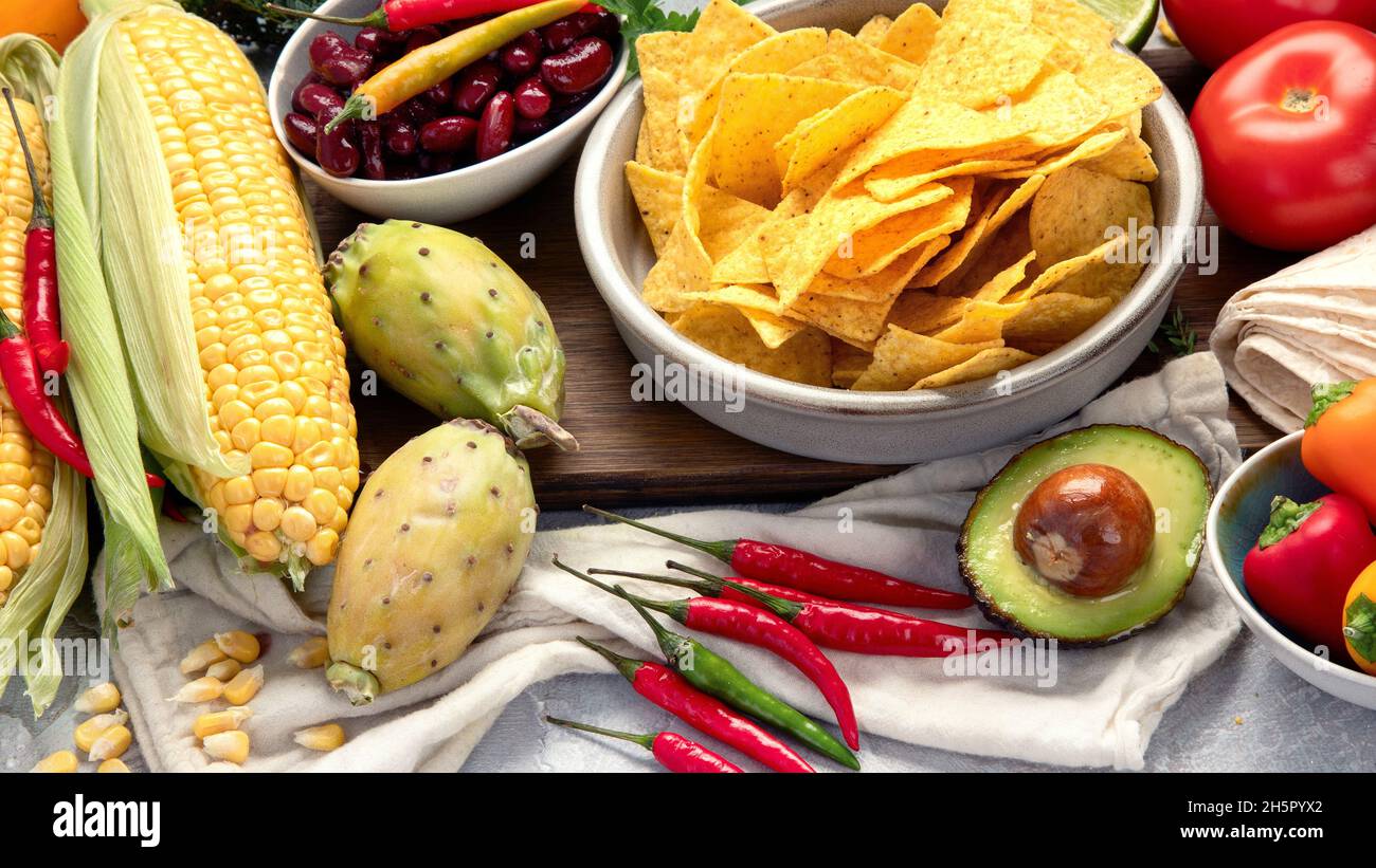 Assortimento di piatti messicani e spuntini su sfondo grigio chiaro. Cucine del concetto di mondo. Foto Stock