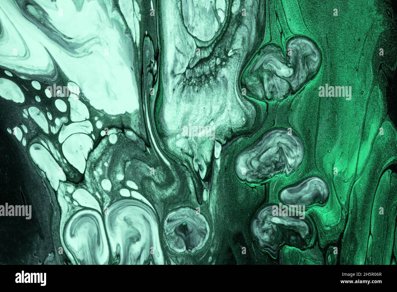 Astratto fluido arte sfondo nero e verde scuro colori. Pittura acrilica liquida con gradiente smeraldo e spruzzi. Sfondo acquerello con pat ondulato Foto Stock