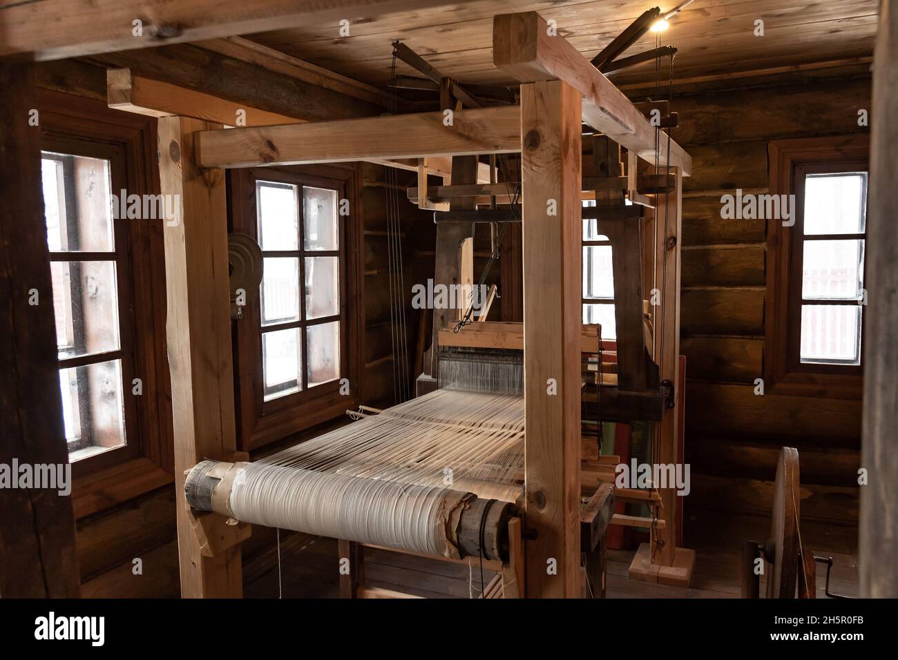 Antico telaio tessitore con fili di lino nel museo dell'artigianato popolare Foto Stock