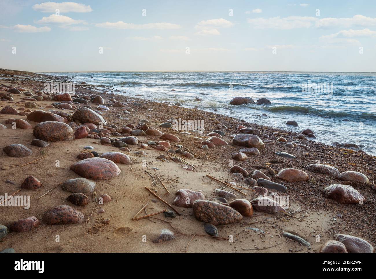 Spiaggia rocciosa deserta sulla costa meridionale del Golfo di Finlandia Foto Stock