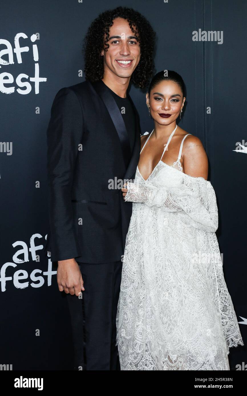 Hollywood, Stati Uniti. 10 novembre 2021. HOLLYWOOD, LOS ANGELES, CALIFORNIA, USA - NOVEMBRE 10: Shortstop di baseball e Outfielder Cole Tucker e ragazza/attrice Vanessa Hudgens arrivano al AFI Fest 2021 - prima serata di apertura del Gala di Netflix 'tick, tick…BOOM!' Tenuto al TCL Chinese Theatre IMAX il 10 novembre 2021 a Hollywood, Los Angeles, California, Stati Uniti. (Foto di Xavier Collin/Image Press Agency/Sipa USA) Credit: Sipa USA/Alamy Live News Foto Stock