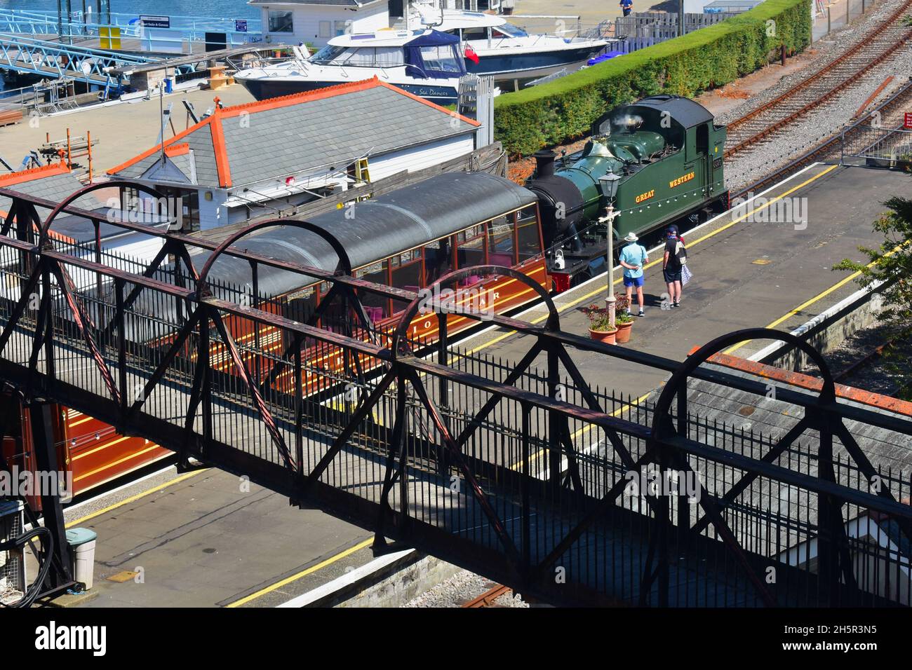 Il motore a vapore n° 5526 si avvicina alle carrozze del treno per il viaggio di ritorno da Kingswear (Dartmouth) per Paignton. Classe 4575 a 2-6-2. Foto Stock