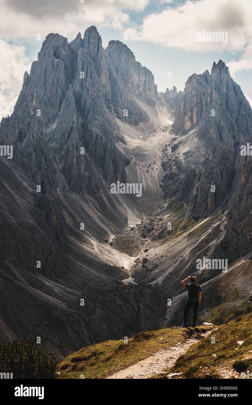 Donna che contempla il paesaggio dei Cadini di Misurina, Italia Foto Stock