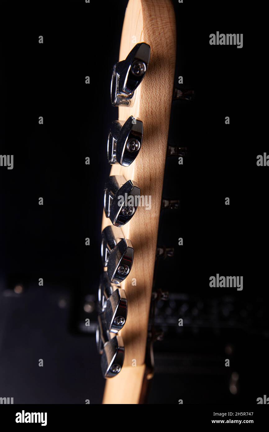 Parte della testa della chitarra elettrica su sfondo nero. Foto Stock