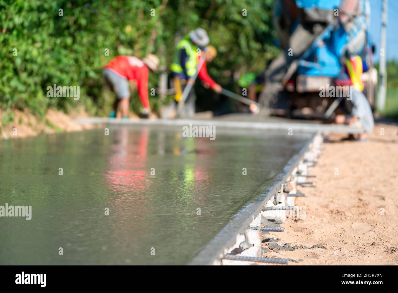 Versando soletta di calcestruzzo in cantiere, Ingegnere civile Foto Stock