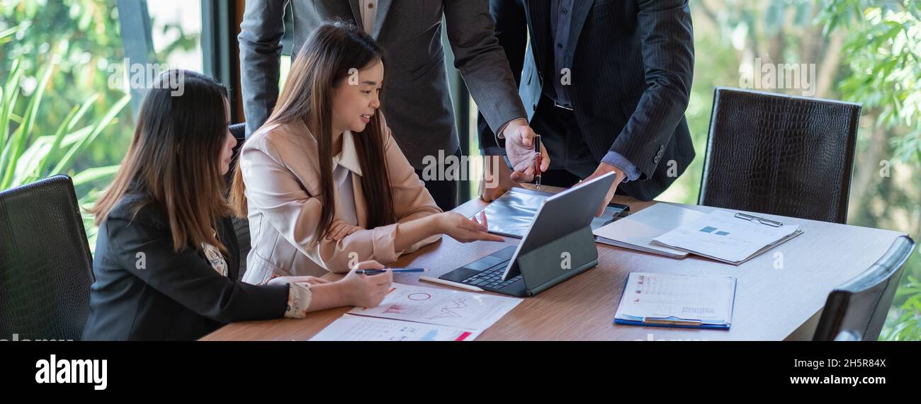 business people team meeting in moderno ufficio lavoro progettazione e idee concetto. Foto Stock
