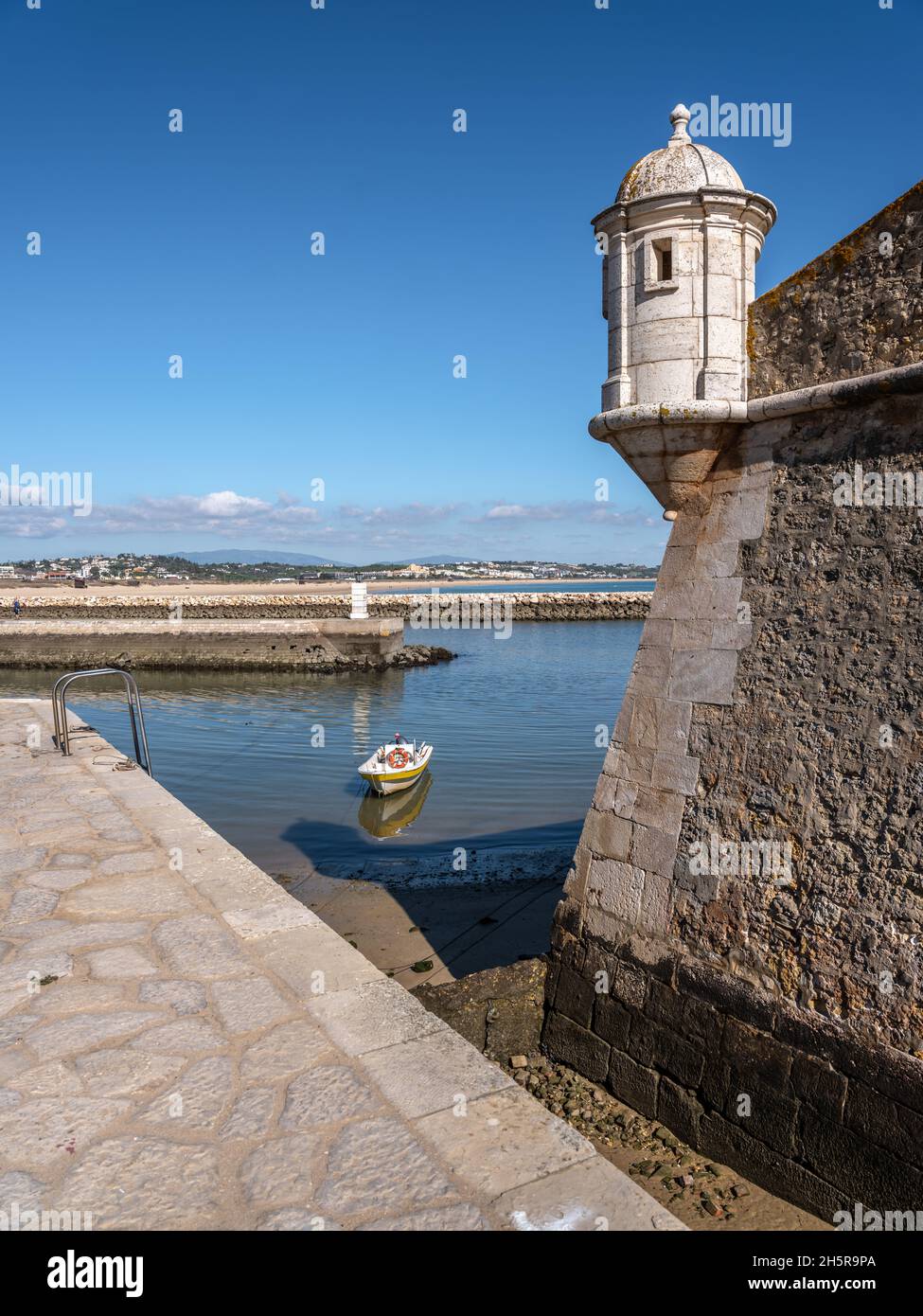 Forte di Ponta da Bandeira completato nel 1690 si trova al punto in cui il fiume Bensafrim incontra l'Atlantico a Lagos, Portogallo. Foto Stock