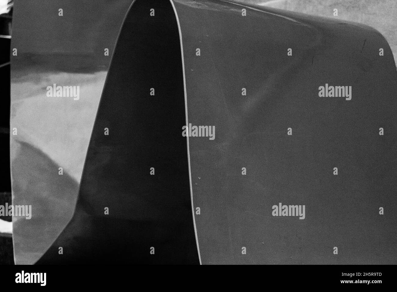 Foto in scala di grigi di una scultura astratta in metallo nella città vecchia di Quebec, Canada Foto Stock