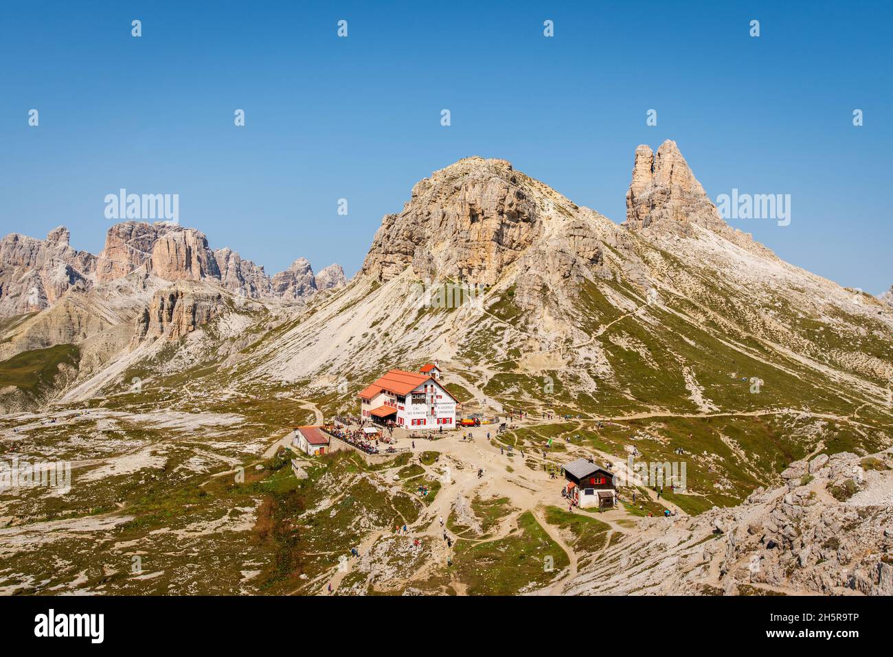 Vista sul rifugio locatelli vicino alle tre cime di lavaredo, Dolomiti, Italia Foto Stock