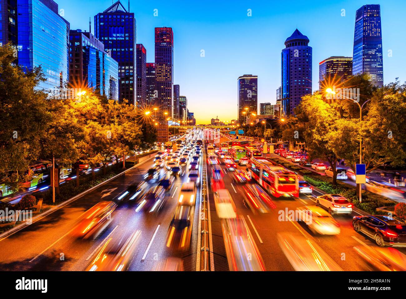 Trafficata strada della città e grattacieli edifici a Pechino di notte, Cina. Foto Stock