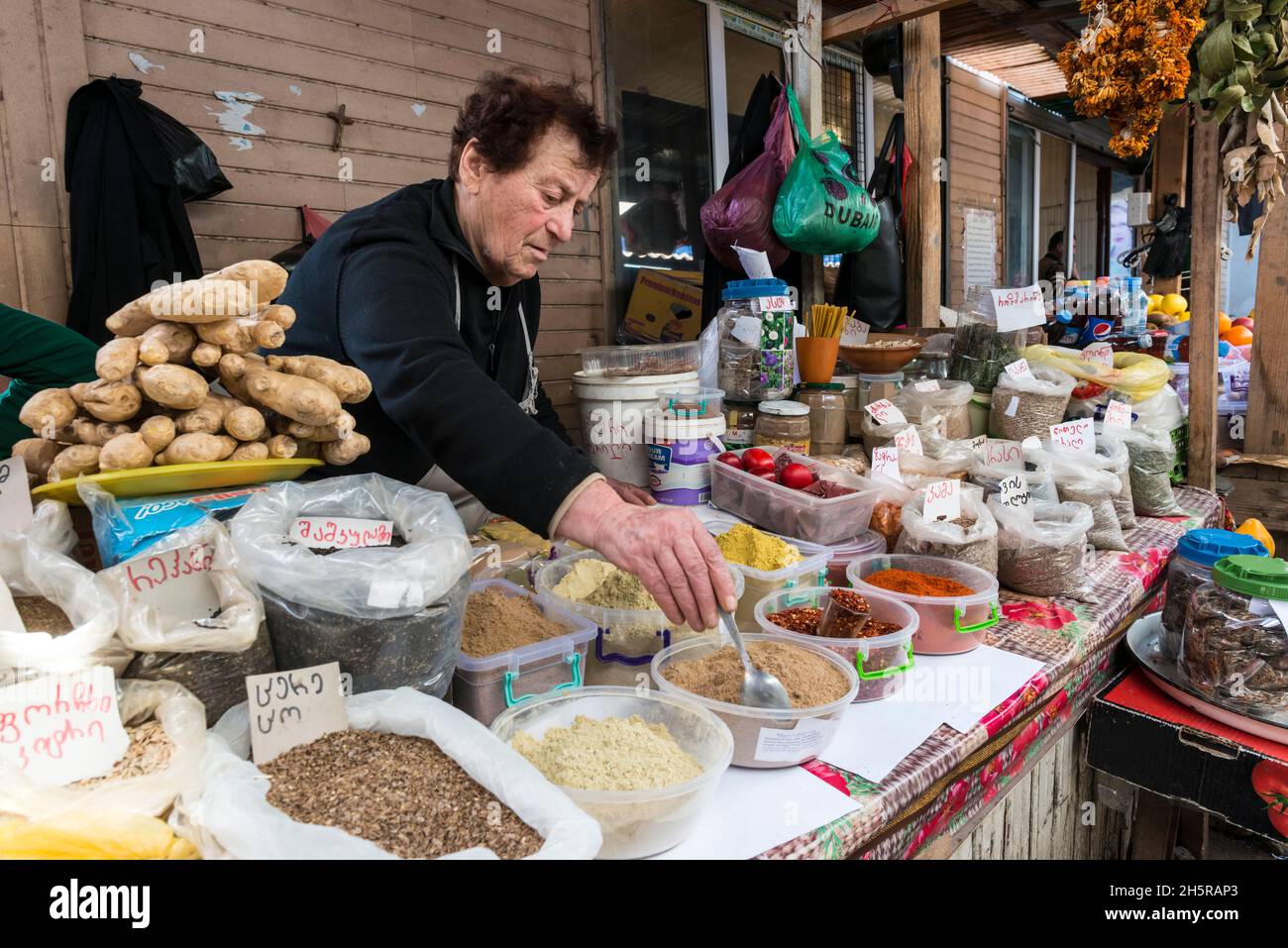 Diverse spezie vendute nel mercato di Kutaisi, Georgia, Eurasia. Foto Stock