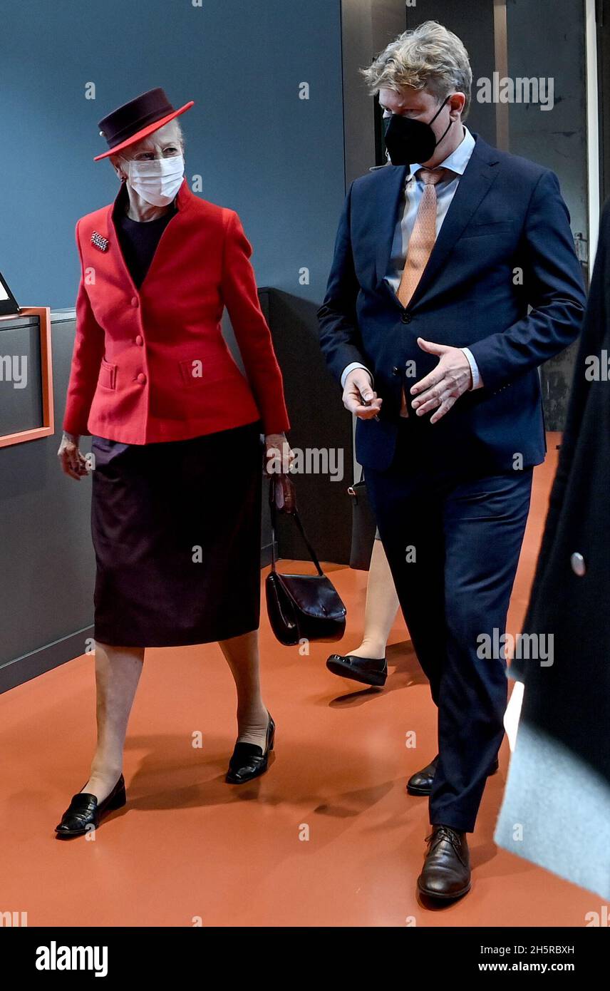 Berlino, Germania. 11 Nov 2021. Regina Margrethe II di Danimarca e Ole Baekhoj (r), responsabile culturale danese e intendente, in visita alla Sala Pierre Boulez. La Regina e l'erede al trono sono in Germania per una visita di stato della durata di diversi giorni. Credit: Brittta Pedersen/dpa-Zentralbild/dpa/Alamy Live News Foto Stock