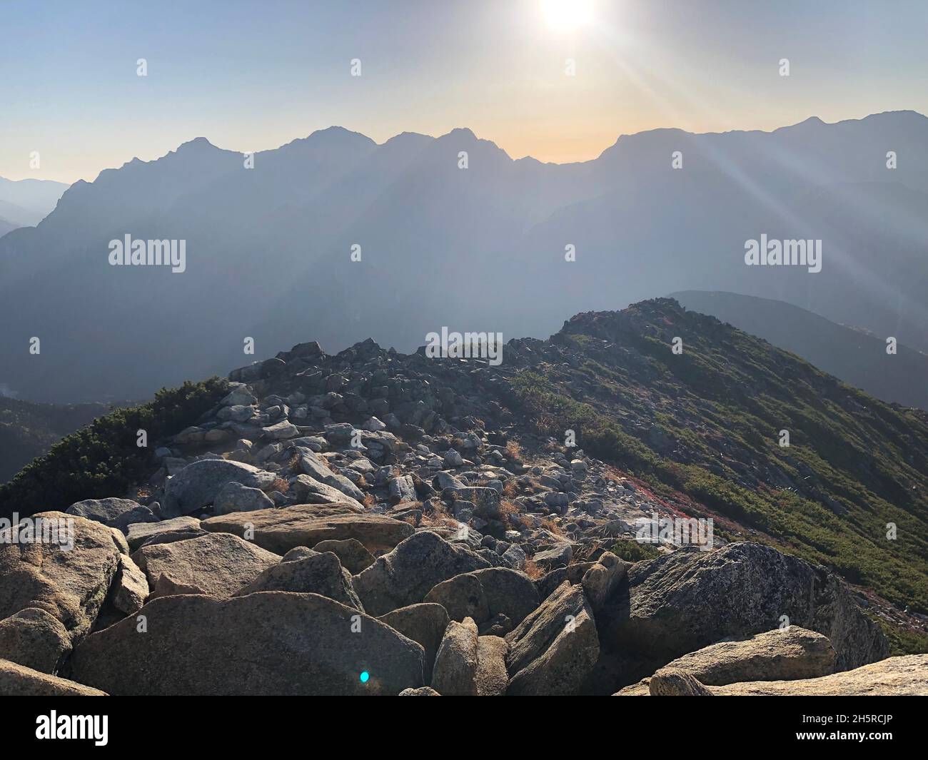 LE ALPI SETTENTRIONALI DEL GIAPPONE. Una vista verso il Monte Hotaka da vicino la cima del Monte Jonen il 3 ottobre 2021. Foto Stock