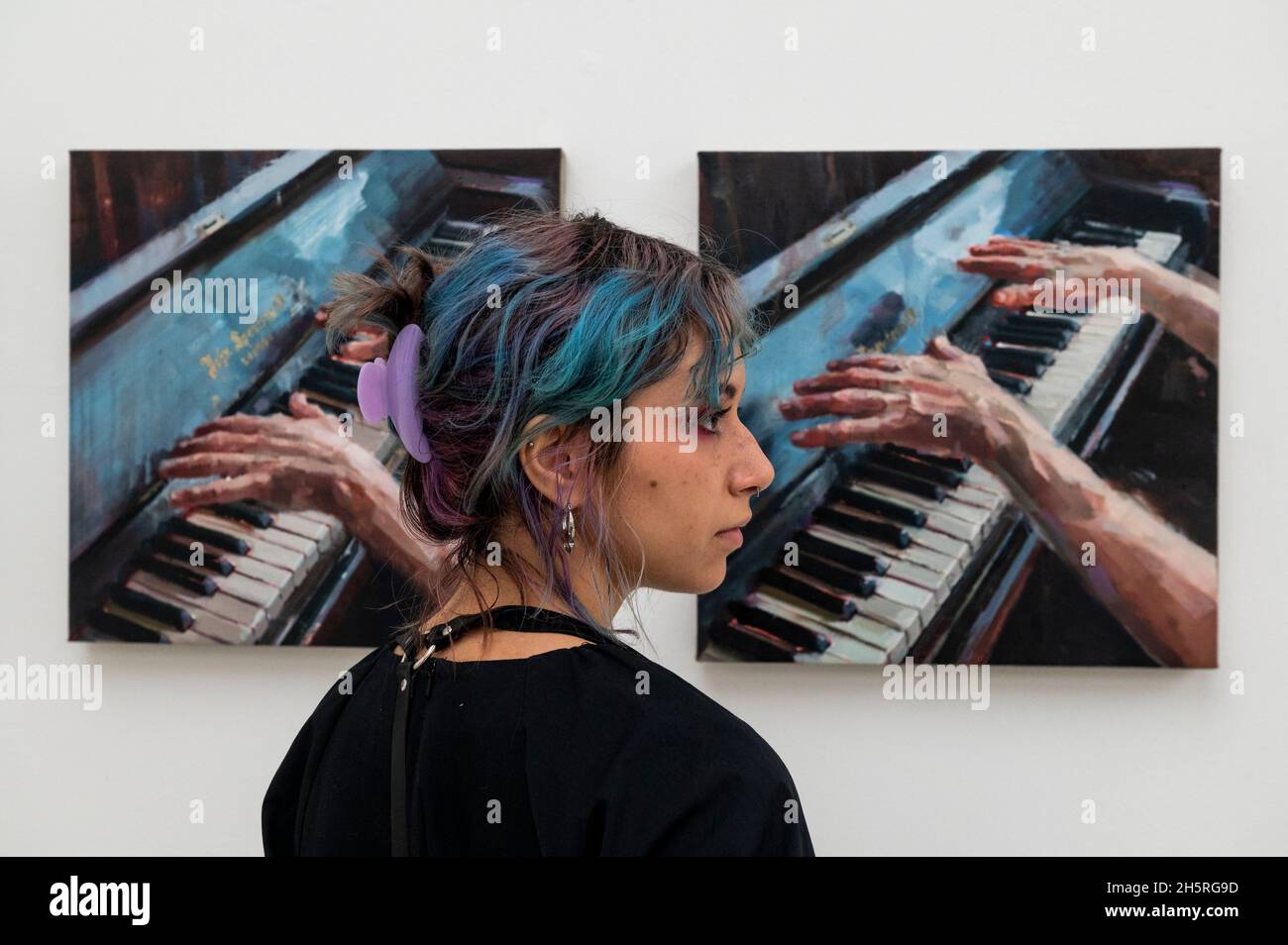 Londra, Regno Unito. 11 novembre 2021. Un membro dello staff si presenta con 'Malady i - IV' di Helen Bur. Anteprima di Silent Shout la prima mostra personale museale dell'artista britannico Helen Bur. La mostra si svolge presso la Galleria Saatchi dal 12 novembre al 5 dicembre 2021. Credit: Stephen Chung / Alamy Live News Foto Stock