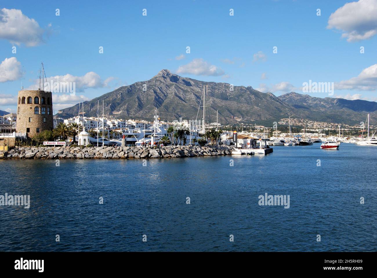 Ingresso del porto con la torre di guardia a sinistra e la Concha a dietro, Puerto Banus, Marbella, Spagna. Foto Stock