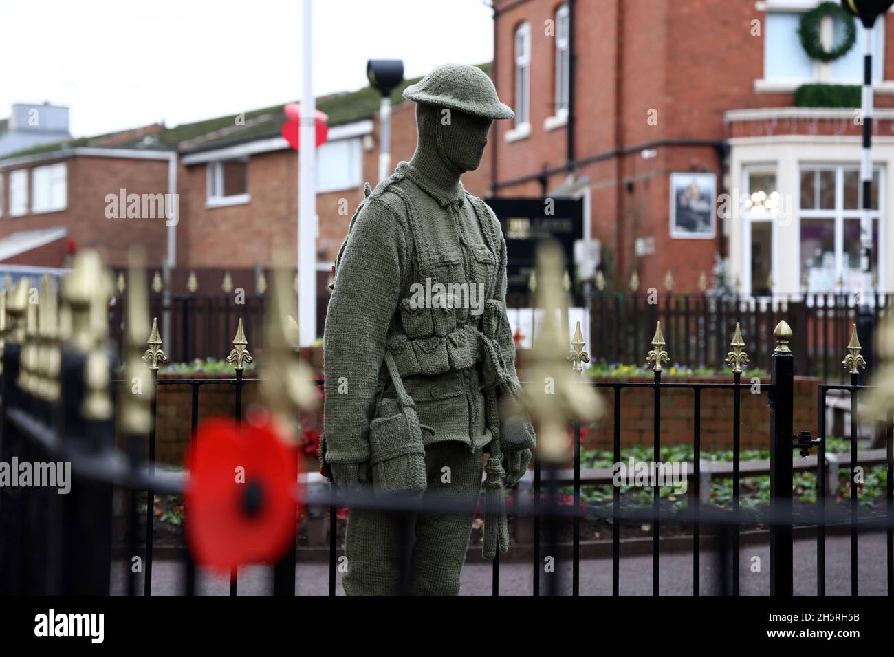 Syston, Leicestershire, Regno Unito. 11 novembre 2021. Un soldato a maglia a grandezza naturale durante le commemorazioni del giorno dell'armistizio al Syston War Memorial. Credit Darren Staples/Alamy Live News. Foto Stock