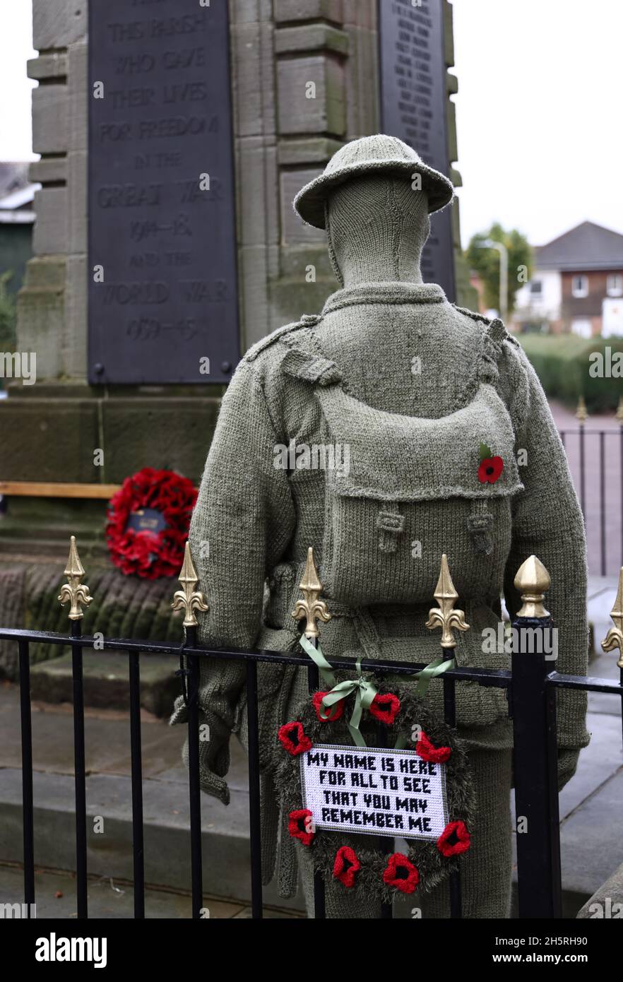 Syston, Leicestershire, Regno Unito. 11 novembre 2021. Un soldato a maglia a grandezza naturale durante le commemorazioni del giorno dell'armistizio al Syston War Memorial. Credit Darren Staples/Alamy Live News. Foto Stock