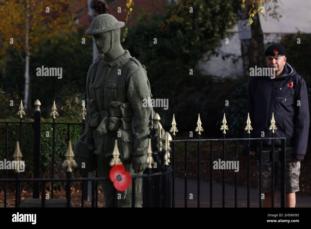 Syston, Leicestershire, Regno Unito. 11 novembre 2021. Un veterano guarda un soldato a maglia a grandezza naturale durante le commemorazioni dell'Armistice Day al Syston War Memorial. Credit Darren Staples/Alamy Live News. Foto Stock