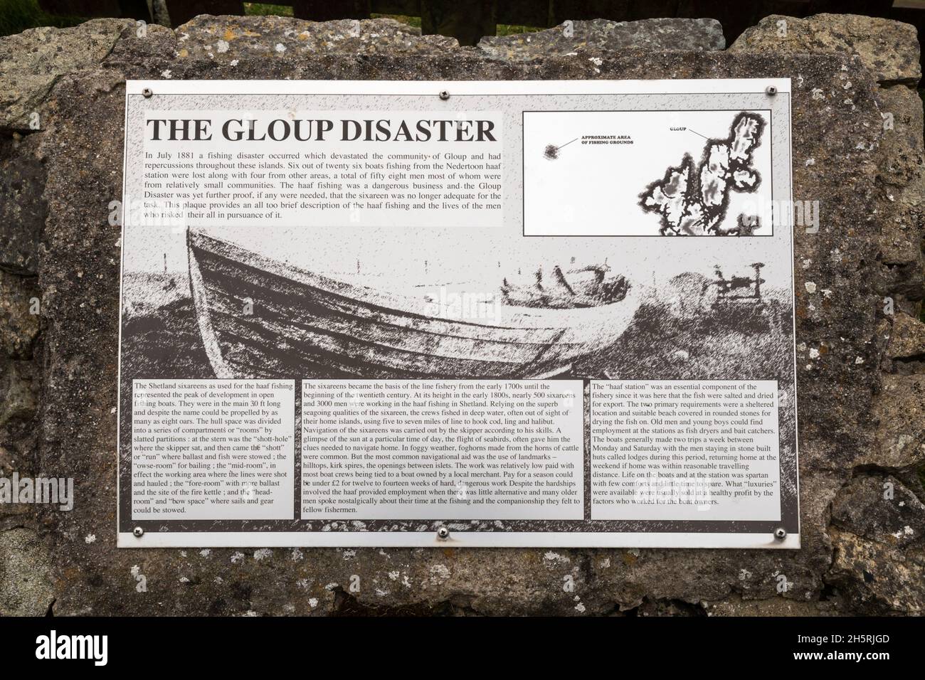 Un pannello informativo sul disastro della pesca di Gloup presso il memoriale commemorativo del Yell, Isole Shetland. Foto Stock