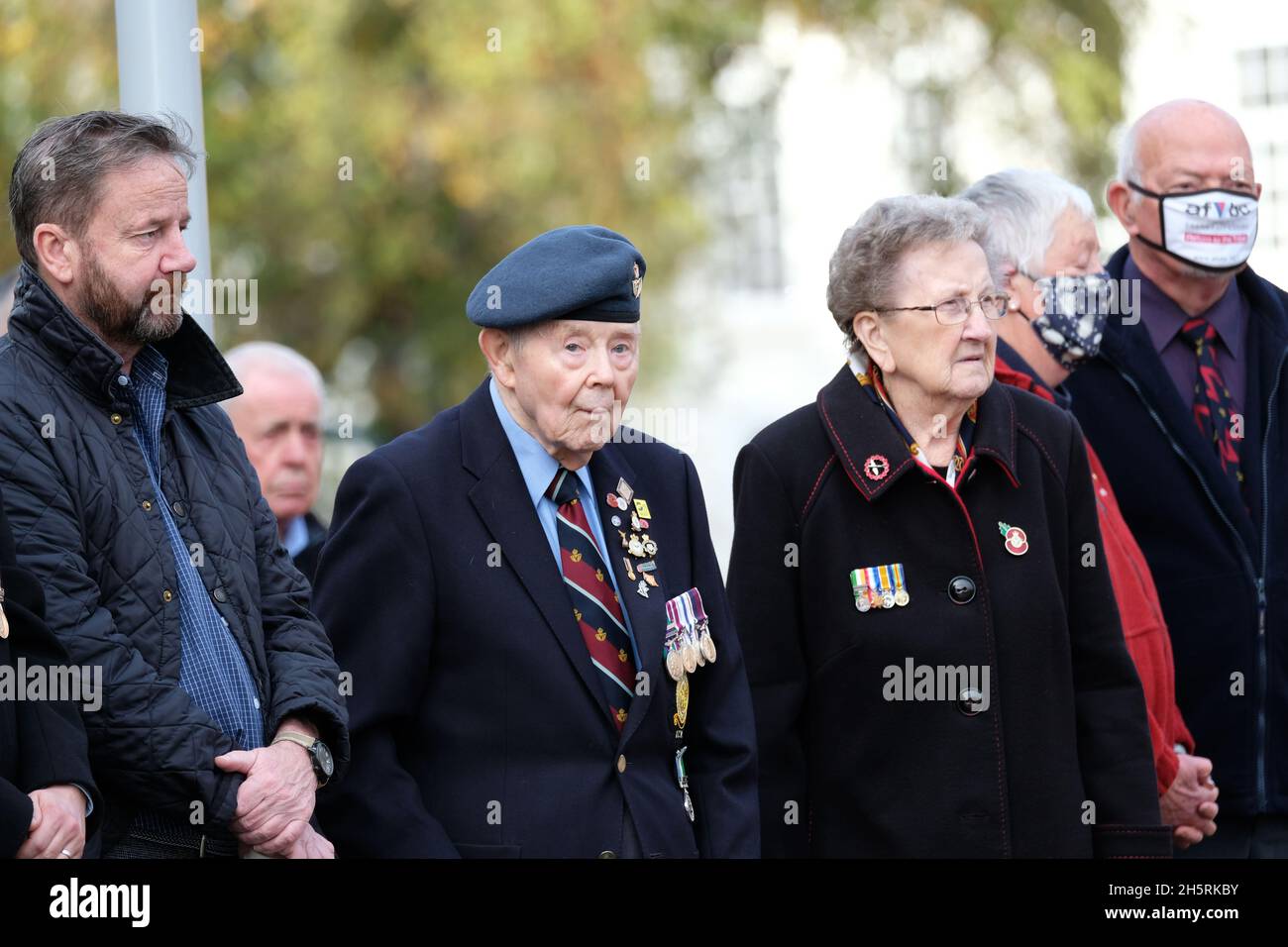 Hereford, Herefordshire, Regno Unito - Giovedì 11 Novembre 2021 - i veterani si riuniscono al servizio del giorno della memoria a Hereford compreso Cyril Blewett di 86 anni ( con beret ) che ha servito nella Royal Air Force durante l'emergenza di Aden negli anni 60 - Foto Steven Maggio / Alamy Live News Foto Stock