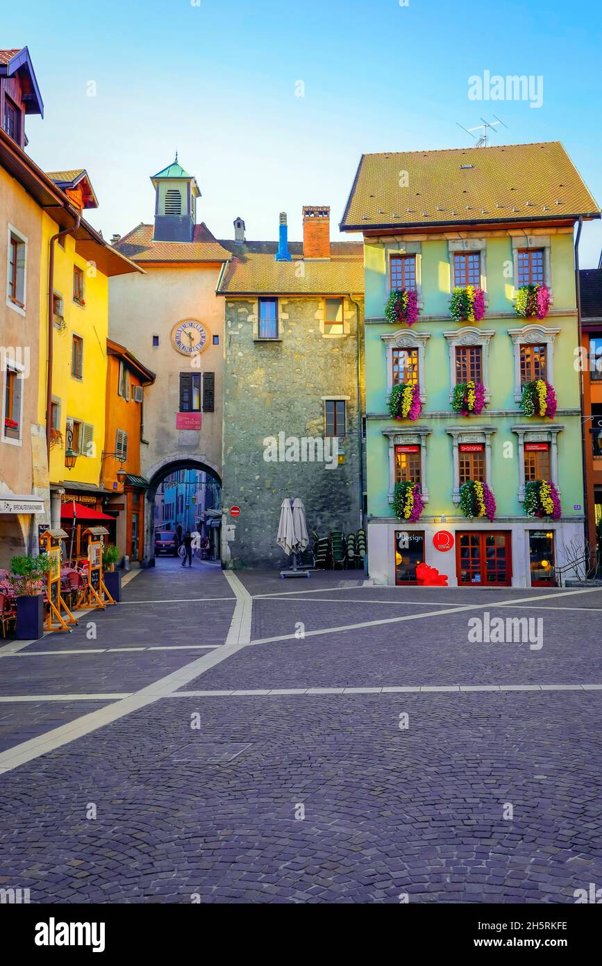 Edifici tradizionali di Rue Sainte-Claire, centro storico di Annecy. Il dipartimento dell'alta Savoia nella regione Auvergne-Rhône-Alpes della Francia. Foto Stock