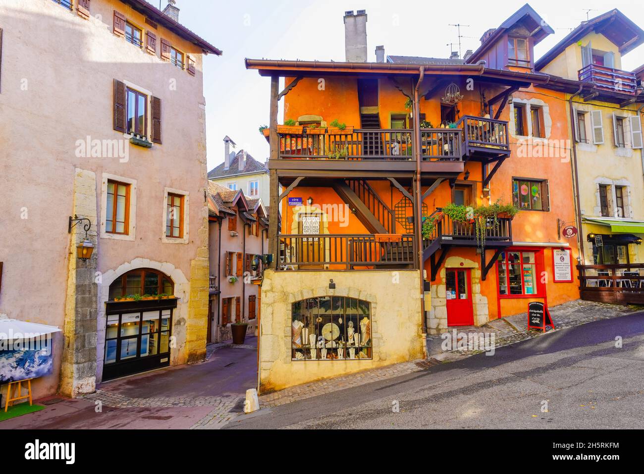 Vista della città vecchia di Annecy, (via Côte Perriere). Il dipartimento dell'alta Savoia nella regione Auvergne-Rhône-Alpes della Francia. Foto Stock